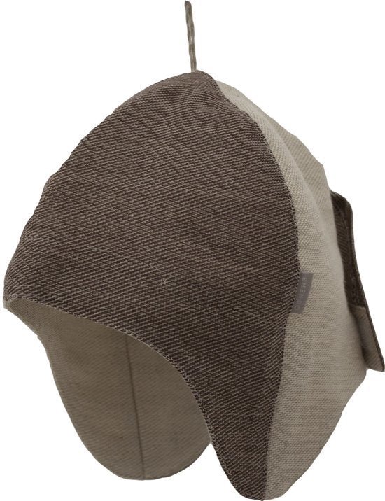 Saunamuts van Emendo in beige en bruin met oorflappen, een lusje bovenaan en een klein merklabel aan de zijkant.