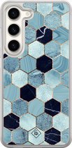 Casimoda® hoesje - Geschikt voor Samsung Galaxy S23 - Blue Cubes - 2-in-1 case - Schokbestendig - Marble design - Verhoogde randen - Blauw, Transparant