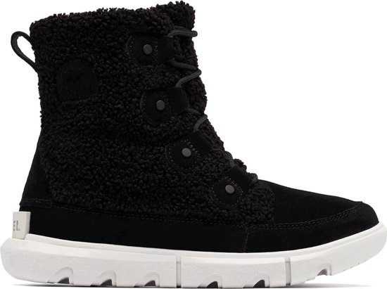 Zwarte Sorel snowboot met witte zool, teddy-achtige schacht en veters.