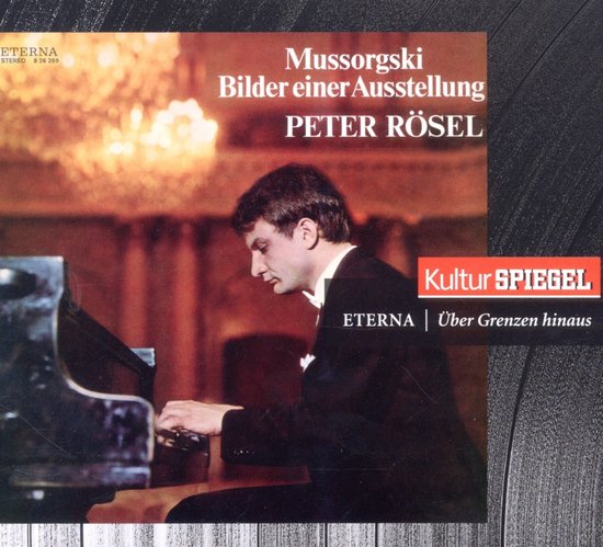 Peter Rösel speelt piano op het album Mussorgski: Bilder Einer Ausstellung. De achtergrond toont een kroonluchter.