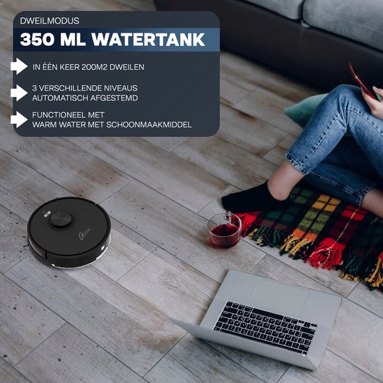 Zwarte robotstofzuiger Tjilla C150 op houten vloer, naast een persoon, bank en plaid. "DWEILMODUS 350 ML WATERTANK".