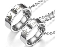 King & Queen Ringen Ketting Set voor Hem en Haar - Romantisch Liefdes Cadeau - Valentijnsdag - Valentijn Cadeautje voor Mannen