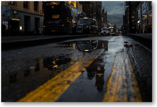 Onderweg in Manchester - Taxi's en Reflecties - Fotoposter 60x40