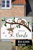 Welkomukkie.nl - geboortebord buiten - Tak met slingerend en slapend aapje - donkergroen - 70x50cm - gratis eigen tekst en naam - babybord