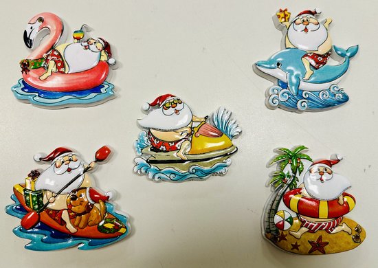 Kerst koelkastmagneten "Tropische Kerstman" - Set van 5 stuks - surfplank/flamingo/zwemband/dolfijn/waterscooter - Polyresin - hoogte 8 x 8 x 1 cm - Kerstdecoratie - Woondecoratie - Woonaccessoires