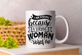 Mok I am strong because a strong woman - WomenEmpowerment - Gift - Cadeau - WomenInLeadership - GirlsRunTheWorld - Feminism - Vrouwenrechten - VrouwelijkeLeiders - SterkeVrouwen - GelijkeKansen