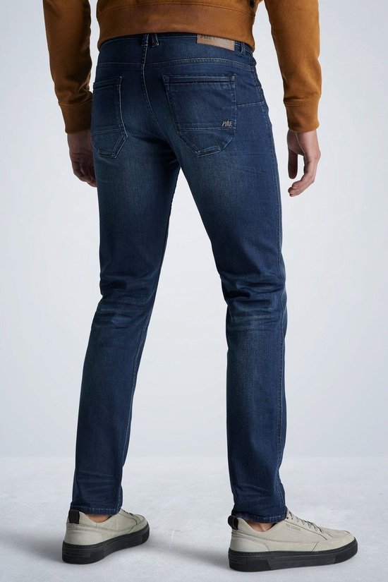 Man met donkerblauwe PME Legend jeans, zicht van achteren.