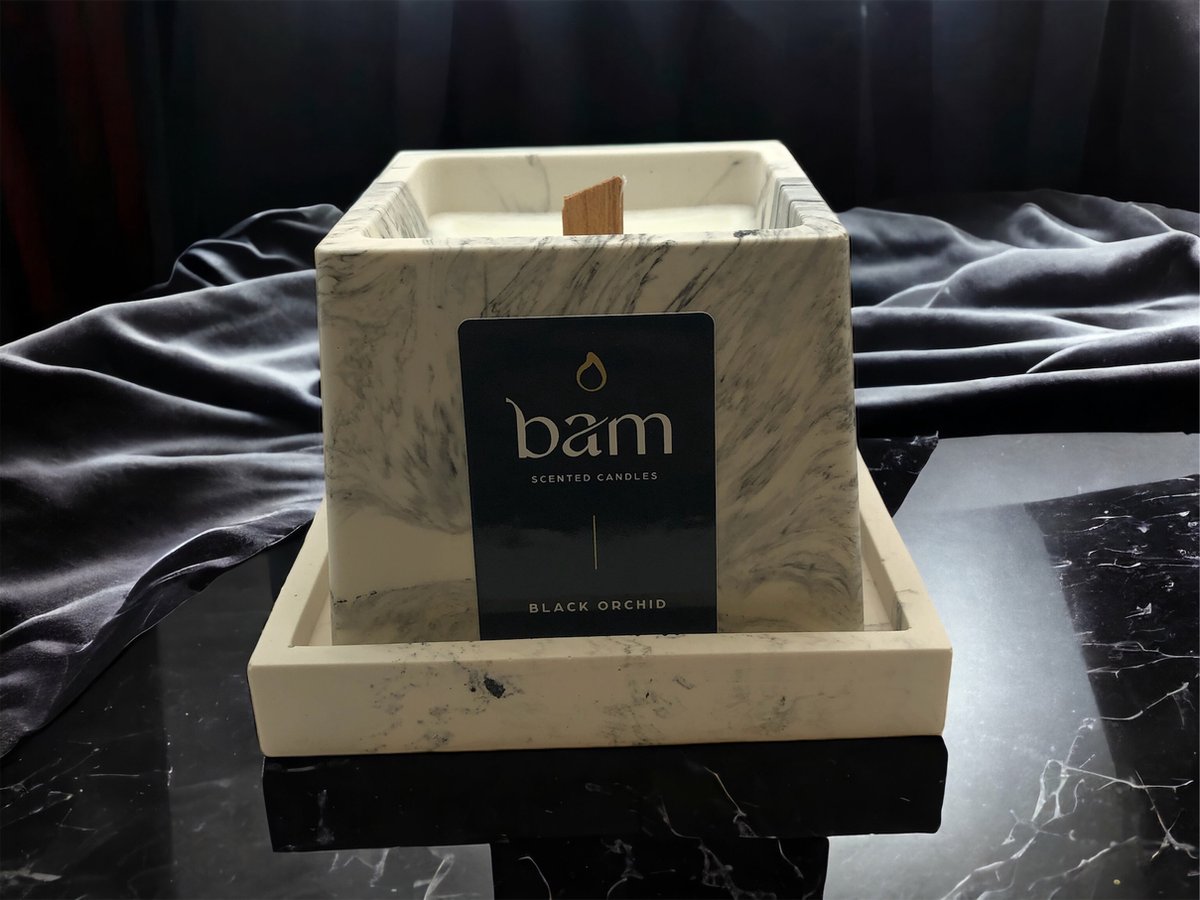 Bam Black Orchid Geurkaars met Houten Wiek – Handgemaakt Vierkant Potje met Schaal – Vegan Geurkaars van Natuurlijke Zonnebloemwas – 30 Branduren – Zwarte Orchidee zwart wit gemarmerd