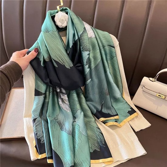 Langwerpige groene sjaal van satijn - Lovely Scarfs