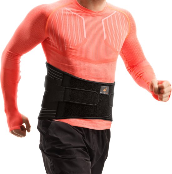 Man met oranje shirt en Bracefox rugbrace tijdens het sporten.