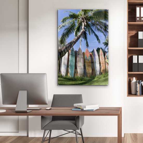 MuchoWow® Peinture sur verre 60x90 cm - Peinture sur verre acrylique - Un palmier près d'une rangée de planches de surf - Photo sur verre - Peintures