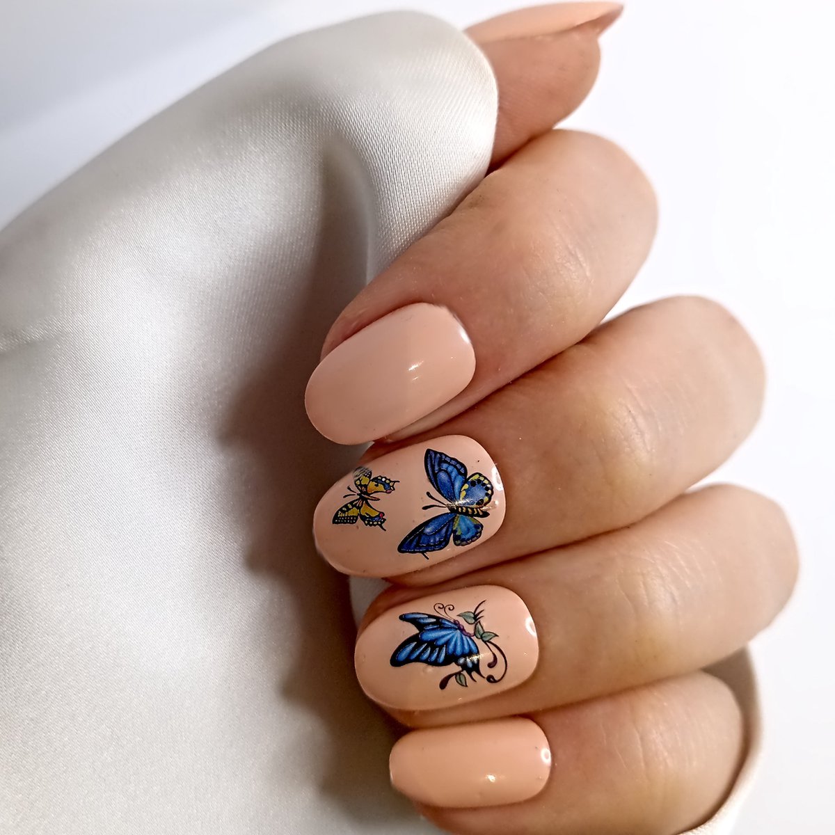 SD Press on Nails - B11- Plaknagels met nagellijm - Korter Ronde Kunstnagels - Nude - Blauwe vlinders - Set 20 Kunstnagels handgemaakt van gellak