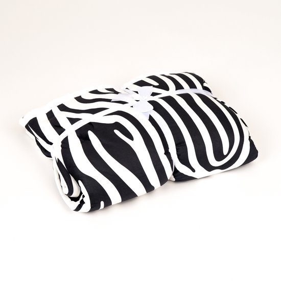 Opgevouwen zebra-print deken met mouwen, samengebonden met een wit lint en strik.