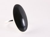 Langwerpige zilveren ring met onyx - maat 21