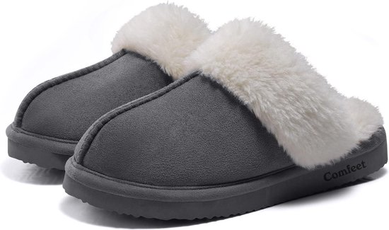 Grijze pantoffels met witte, fluffy voering en een Comfeet logo op de zijkant.