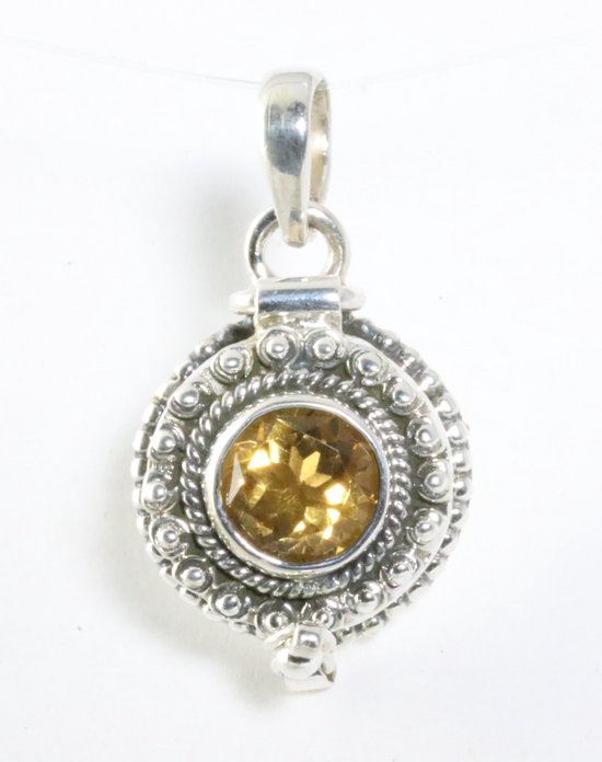 Médaillon rond en argent décoré de façon traditionnelle avec citrine