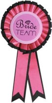 Rozet ‘BRIDE Team” - Bruiloft - Rozet - Feest - Roze met zwarte rand - Themafeest - feestartikelen.