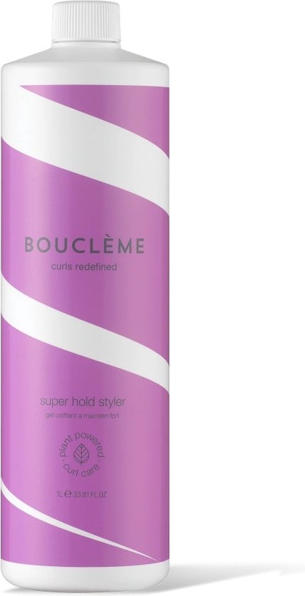 Witte fles met paarse en witte spiraalvormige strepen. Bovenop staat 'BOUCLÈME'. Daaronder 'curls redefined', 'super hold styler', 'plant powered curl care' en '1L e 33.81 FL.OZ.'.