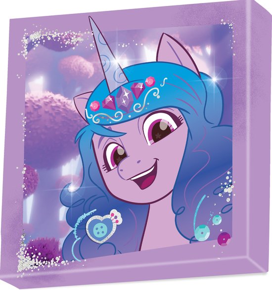 Un poney violet aux cheveux bleus ondulés, arborant un diadème et une broche en forme de cœur.