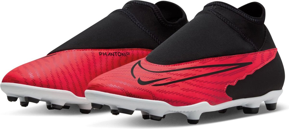 Phantom GX voetbalschoenen voor mannen in maat 45, met een aansluitende pasvorm en een opvallend rood en zwart ontwerp.