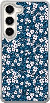 Casimoda® hoesje - Geschikt voor Samsung Galaxy S23 - Bloemenpracht Blauw - 2-in-1 case - Schokbestendig - Bloemen - Verhoogde randen - Blauw, Transparant