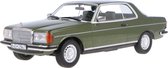 Het 1:18 gegoten model van de Mercedes-Benz 280 CE Coupé uit 1980 in het groen. De fabrikant van het schaalmodel is Norev. Dit model is alleen online verkrijgbaar