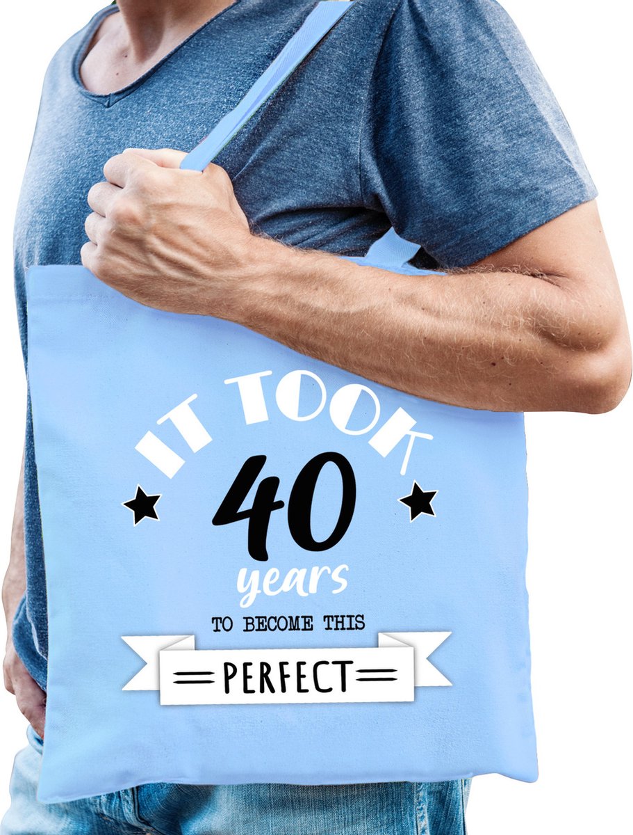 Bellatio Decorations cadeau tas heren - 40 en perfect - lichtblauw - katoen - 42 x 38 cm - veertig