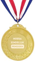 Akyol - hoera eindelijk pensioen medaille goudkleuring - Pensioen - ouderen senioren - cadeau gefeliciteerd