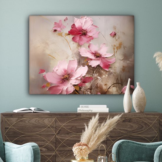 Abstract schilderij met roze bloemen op een beige achtergrond, boven een dressoir.