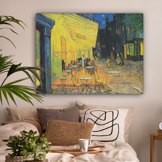 Een slaapkamer met een schilderij van een terras 's avonds met gele muren en tafels.