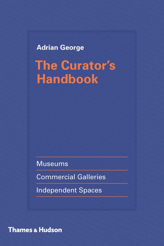 Boek met de titel 'The Curator's Handbook' door Adrian George. Blurb over musea, commerciële galeries en onafhankelijke ruimtes. Uitgever: Thames & Hudson.