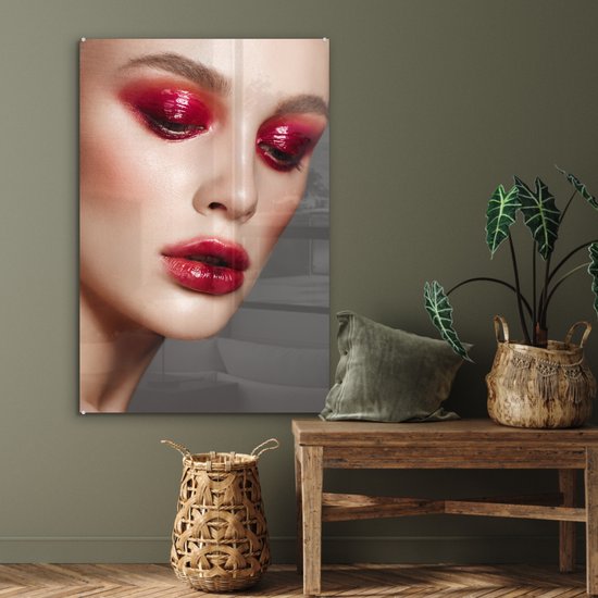 ® Glasschilderij 80x120 cm - Schilderij acrylglas - Afbeelding van een vrouw met glanzende rode lippen en oogleden - Foto op glas - Muurdecoratie woonkamer - Wanddecoratie slaapkamer - Schilderijen
