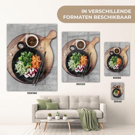 Peinture sur verre - Un bol de légumes avec des herbes et une sauce salée sur une planche à découper en bois - 30x40 cm - Peintures sur Verre Peintures - Photo sur Glas