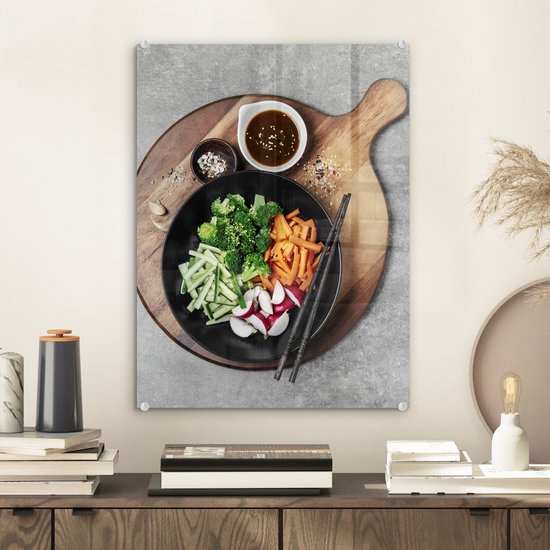 Peinture sur verre - Un bol de légumes avec des herbes et une sauce salée sur une planche à découper en bois - 30x40 cm - Peintures sur Verre Peintures - Photo sur Glas