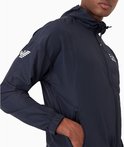 Donkerblauwe EA7 trainingsjas met capuchon en witte logo's op de mouw en borst.
