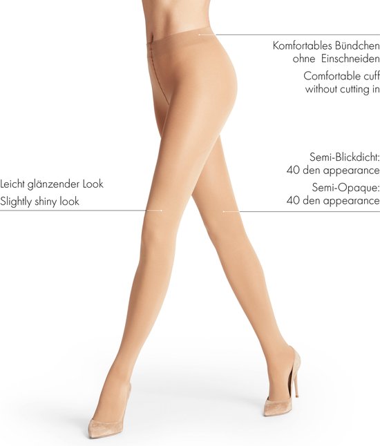 Model met een huidkleurige FALKE panty, 40 DEN, met licht glanzende uitstraling en comfortabele tailleband.