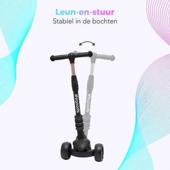 Zwarte driewielstep met verstelbaar stuur, dat kan leunen om te sturen.