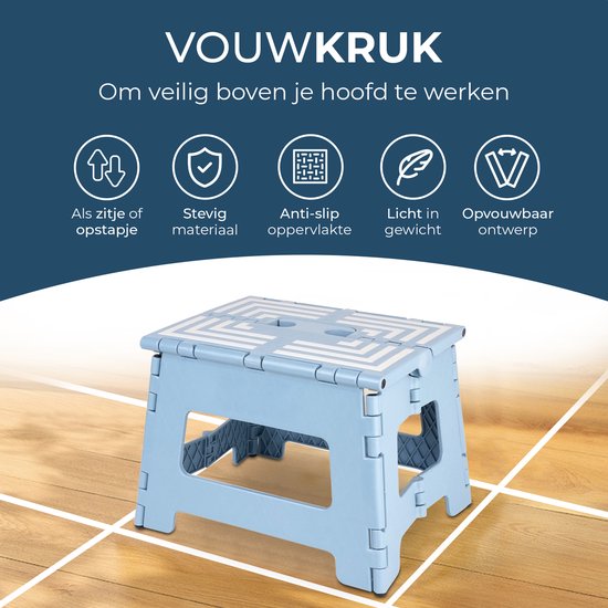 Blauw BUDDLEY krukje op houten vloer. Kenmerken: opstapkrukje, stevig materiaal, antislip, lichtgewicht, opvouwbaar.