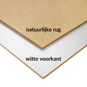 Detail van een witte MDF plaat met een natuurlijke bruine rug en witte voor- of achterkant.