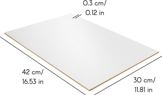 Witte MDF plaat, 42x30cm, 0.3cm dik, gezien vanuit een hoek.