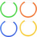 Vier losse duikringen: groen, oranje, blauw en geel, elk met een witte handgreep.