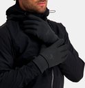Man met zwarte Nomad handschoenen aan, die zijn handen beschermt tegen de kou.