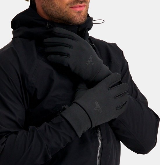 Man met zwarte Nomad handschoenen aan, die zijn handen beschermt tegen de kou.