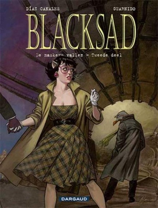 Cover van "Blacksad: De maskers vallen - Tweede deel". Een vrouw met bril en kattenoren in een ruitjesjurk, met een trenchcoat en handschoenen.