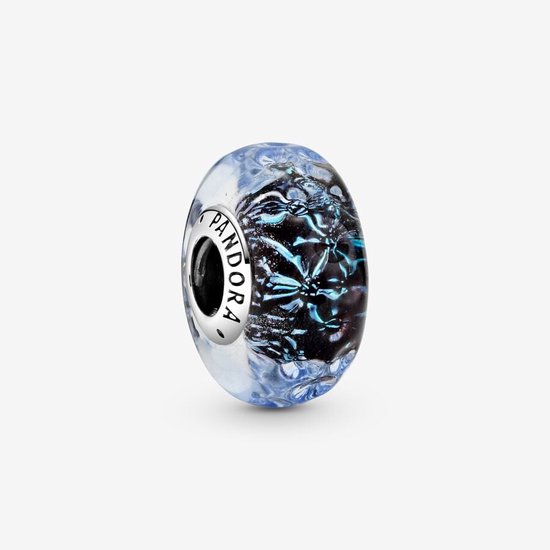 Ovale Muranoglasbedel met een verloop van helder glas naar donkere patronen met lichtblauwe details, met zilverkleurige PANDORA-letters.