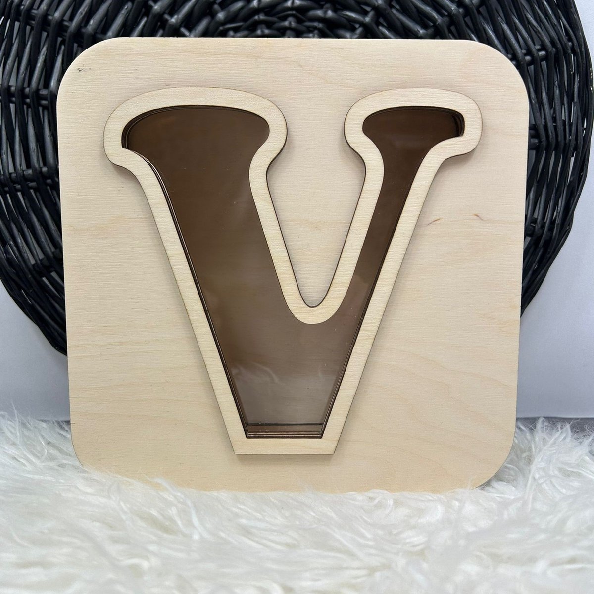 Houten spaarpot - Letter - Spaarpot - letter V - geschenk - kerst - communie - verjaardag - vormsel - geboorte - origineel - uniek - doopsuiker - presentatie - kraam - cadeau - kinderkamer - babykamer - baby - kind - lentefeest