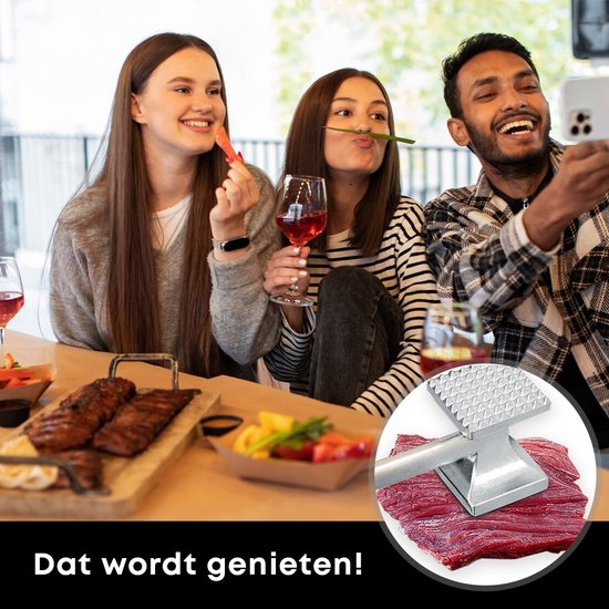 Des gens profitent d'un repas ensemble avec un maillet à viande sur la table et dans une assiette.