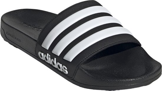 Tongs noires avec bandes Adidas blanches sur la bride et logo Adidas.