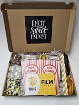 Film Pret Pakket - Enjoy The Sweet Moment met filmcadeaubon, mystery card met persoonlijke (video)boodschap en vele film-feestartikelen | Verjaardag | Jubileum | Zomaar