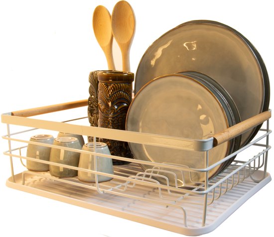 Wit afdruiprek met houten handvatten, met vier bekers, twee tikis, twee lepels en diverse borden.